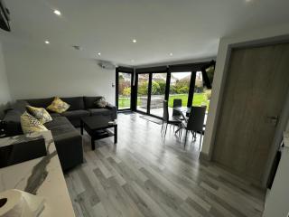 Whispering Waves Guest house, Brighton-8 mins, Guests 4, Beachfront, Free parking, WiFi, Kitchen and AC - 8