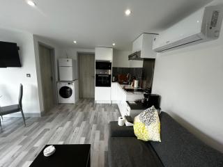 Whispering Waves Guest house, Brighton-8 mins, Guests 4, Beachfront, Free parking, WiFi, Kitchen and AC - 6