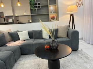 Resort-Style 3BR Apt - Pool, Gym, Football & More - 4