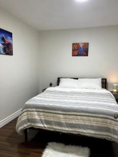 Cozy 2-Bed with Kitchen and Patio in Midtown Toronto - 8