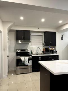 Cozy 2-Bed with Kitchen and Patio in Midtown Toronto - 6