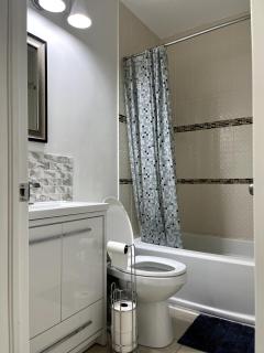 Cozy 2-Bed with Kitchen and Patio in Midtown Toronto - 5