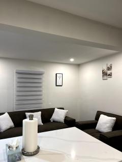 Cozy 2-Bed with Kitchen and Patio in Midtown Toronto - 1