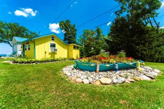 LemonDrop Lake-Front Cottage - 0