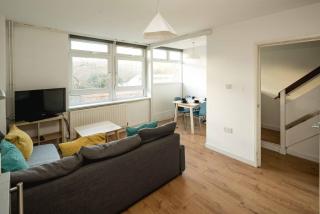 Bethnal Green Haven: Stylish 4-Bedroom Retreat - 0