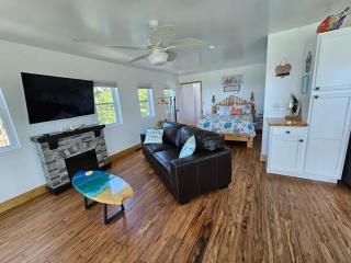 Tree-Top Lake-Front Cottage - 9