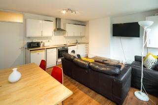 Stepney Green Haven: Modern 4-Bed Garden Retreat - 2