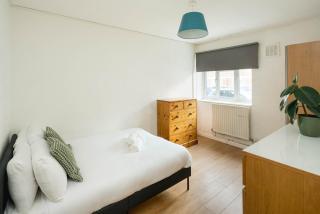 Spacious 4-Bedroom Apartment Near QMUL & Stations - 5