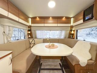 Unique Caravan Stay, Nordic sauna, parking & wifi - 8