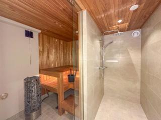 Unique Caravan Stay, Nordic sauna, parking & wifi - 7