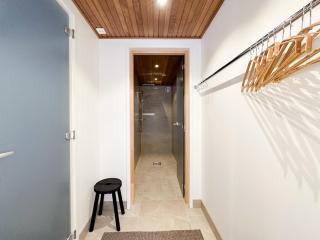 Unique Caravan Stay, Nordic sauna, parking & wifi - 2