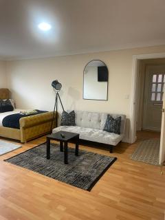 Cozy apartment, sleeps 4 with TV - 3