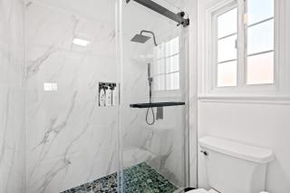 Stylish Retreat Large Living Space & Bright Suites - Artesia - 7