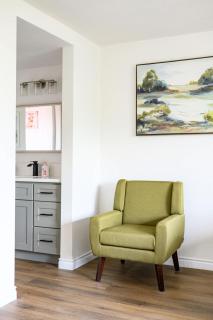 Stylish Retreat Large Living Space & Bright Suites - 3