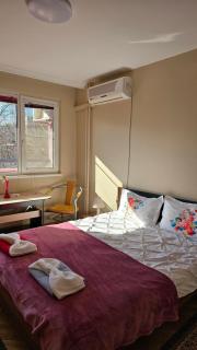 Fully Equipped Bright Apartment Close to Transport - 7