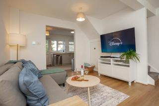 Doctors Lane- Modern 3 Bedroom Contractor Family House Central Melton Mowbray - 0