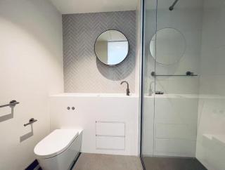 Sky 2 bed apt at Mel CBD with gym pool & sauna - 1