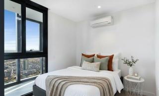 Sky 2 bed apt at Mel CBD with gym pool & sauna - 4