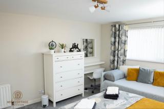 A cozy cottage near the Wool Tower wedding venue - 3