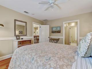 Apartment on Perry Lane - 8