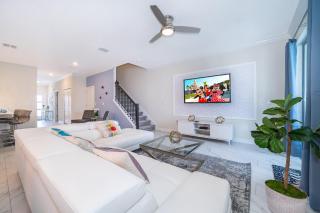 1100YL TOWNHOUSE 5 BEDROOMS & 4 BATHROOMS + POOL - 2