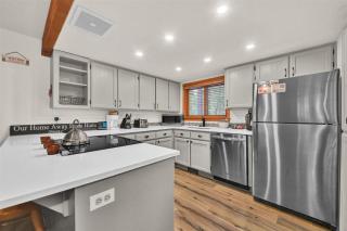 Otter Hot Tub Retreat Near SHARC - 0