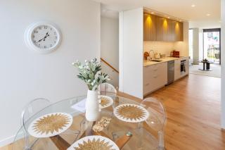 2 Bedroom with Carpark Overlooks Central East Frame - 4