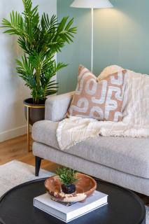 2 Bedroom with Carpark Overlooks Central East Frame - 8