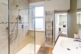 The Roman Kove Apartment Bath - 6