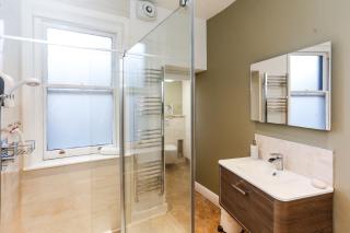 The Roman Kove Apartment Bath - 5