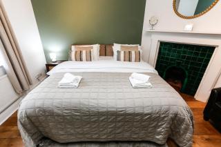 The Roman Kove Apartment Bath - 3