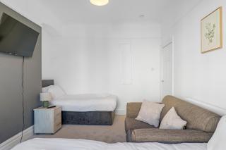 7-Bed Contractor House in Wallasey- free parking - 6