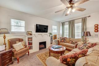 Less Than 1 Mi to Historic Dtwn Texarkana Charming Home! - 0