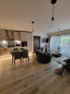 Host-Free Ensuite Double Bed by Heathrow - 3