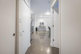 Luxury Old Montreal Suite with Soaring Ceilings - 8