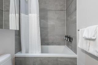 Luxury Old Montreal Suite with Soaring Ceilings - 4