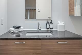 Luxury Old Montreal Suite with Soaring Ceilings - 5