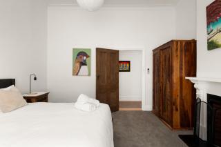 Emmaline Guest Cottage - Art Deco Era Guest Cottage with Off Street Parking - 1