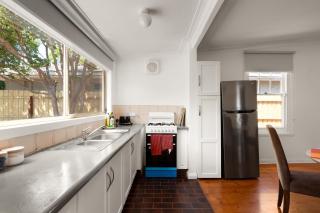 Emmaline Guest Cottage - Art Deco Era Guest Cottage with Off Street Parking - 5