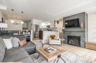 Lift Side Luxury Newly renovated walk to village - 0