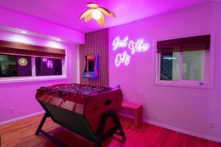 Stunning Bayview Oasis: Pool Spa Views Games - 2