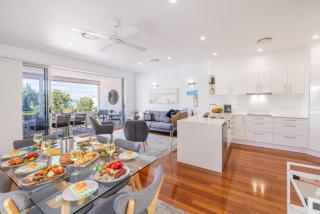 Living the dream, 7a Sandy Point Rd - views, air con, linen - 9