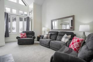 Slopeside Haven - Ski-In Ski-Out Adventure Base - 5