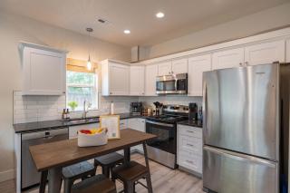 New modern home - movie and game room - Family Friendly - 2