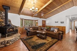 Leaf & Needle - Walk to Lake & Village, Picnic Table, Single Story, Fenced Yard - 8