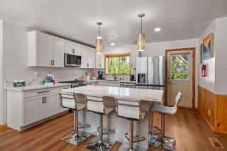 Log Cabin Dream - Log Cabin, Walk to Lake, Fireplace, Deck, BBQ - 8