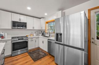 Log Cabin Dream - Log Cabin, Walk to Lake, Fireplace, Deck, BBQ - 3