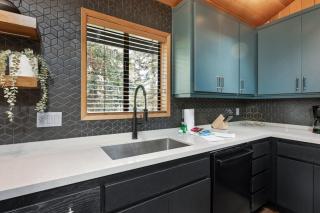 Modern Primrose - Spacious 3 BR Mountain Cabin, Decks, Game Room & Near Ski, Zoo & Golf - 3