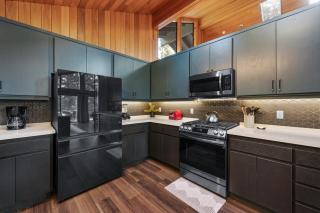 Modern Primrose - Spacious 3 BR Mountain Cabin, Decks, Game Room & Near Ski, Zoo & Golf - 2