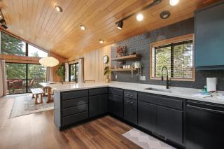 Modern Primrose - Spacious 3 BR Mountain Cabin, Decks, Game Room & Near Ski, Zoo & Golf - 1